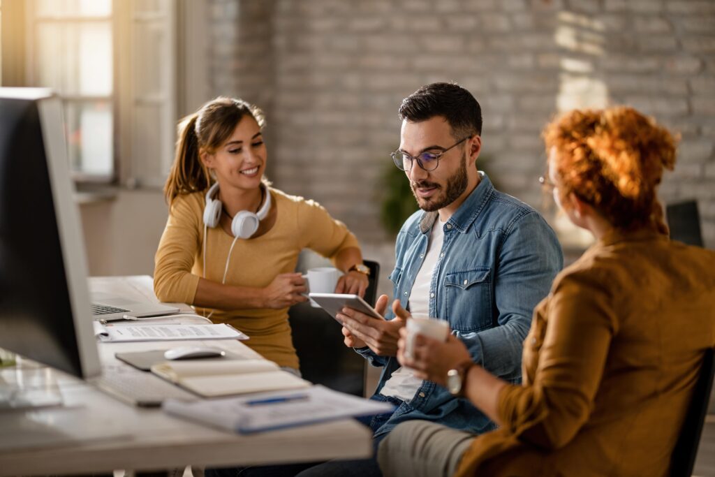 equipe-de-jeunes-entrepreneurs-ayant-une-reunion-d-affaires-au-bureau-l-accent-est-mis-sur-l-homme-d-affaires-utilisant-une-tablette-numerique-min