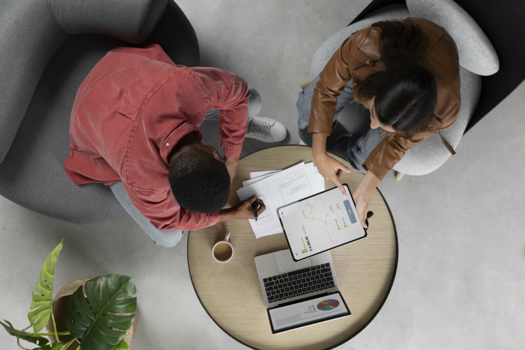 personnes-travaillant-avec-des-documents-a-plat-min